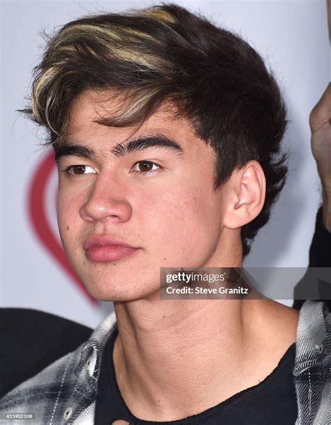 Calum Hood poses in the 2014 iHeartRadio Music。